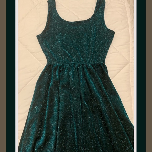 Dark green sparkly dress! 🖤🌲✨ - Picture 1 of 3